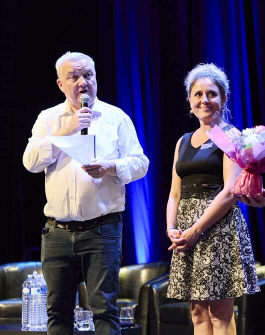 Le Président et la Directrice Générale remettent les médailles aux médaillés d'honneur